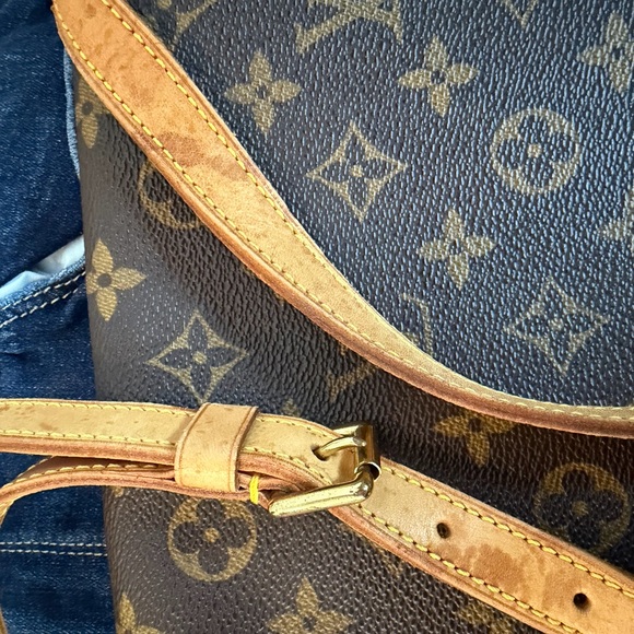 Louis Vuitton Monogram vintage shoulder Bag as shown - Picture 8 of 13